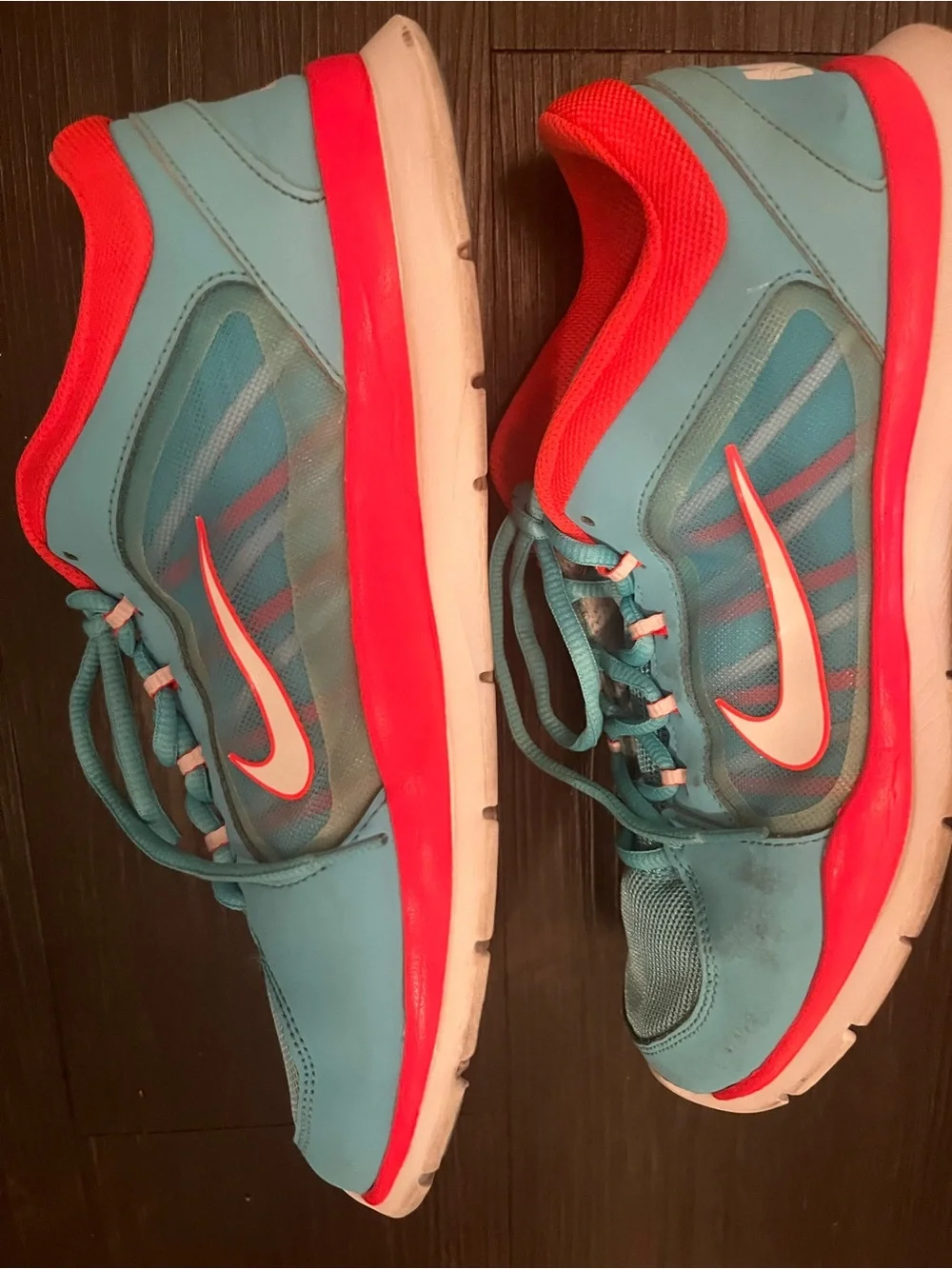 Nike women ms flex trainer 4 Sneakers with Coral Accents